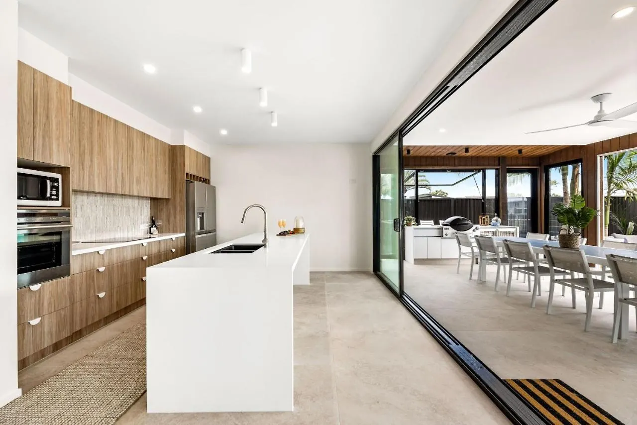 Coorumbong 16 - 5 Bedrooms Mooloolaba