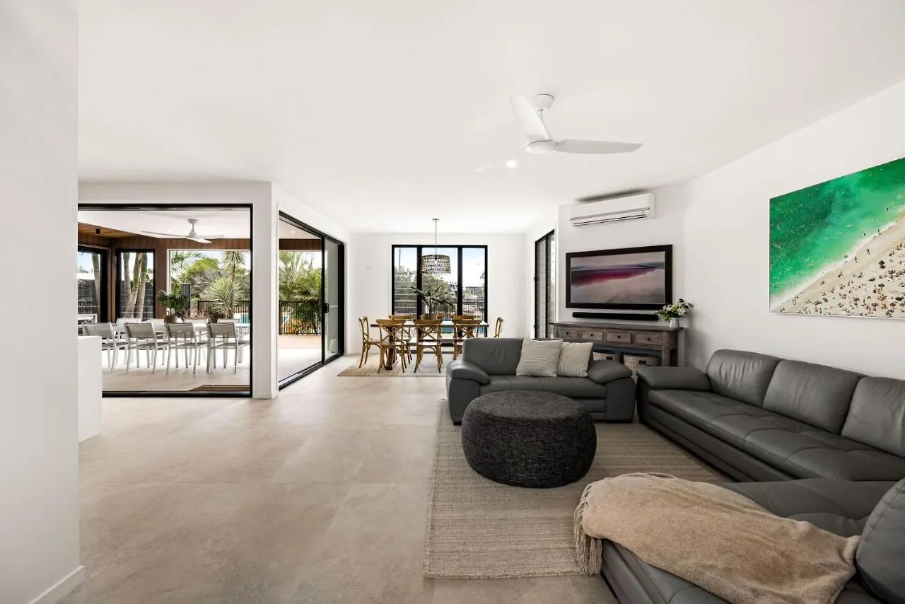 Coorumbong 16 - 5 Bedrooms Mooloolaba
