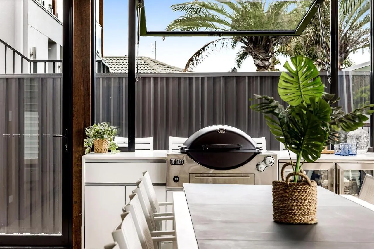Coorumbong 16 - 5 Bedrooms Mooloolaba Holiday home