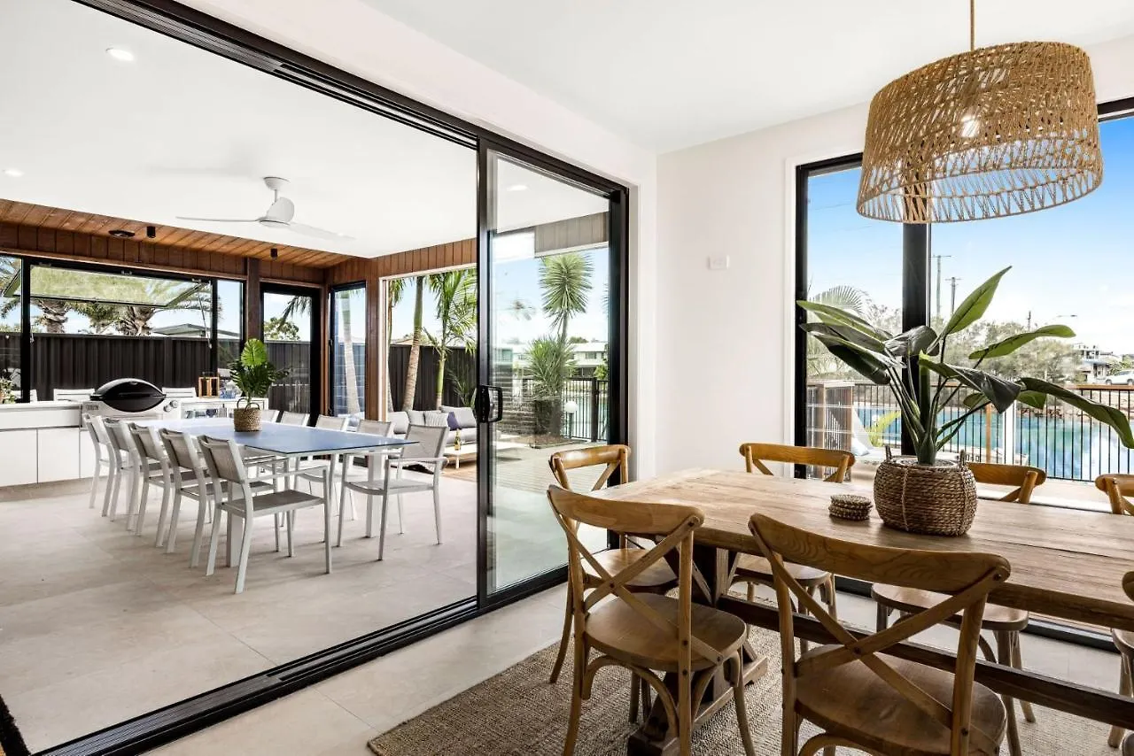 Coorumbong 16 - 5 Bedrooms Mooloolaba