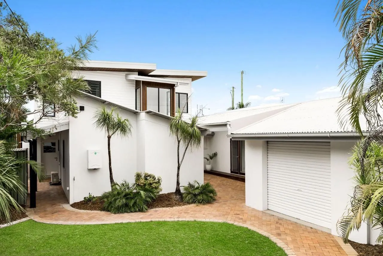 Coorumbong 16 - 5 Bedrooms Mooloolaba Holiday home