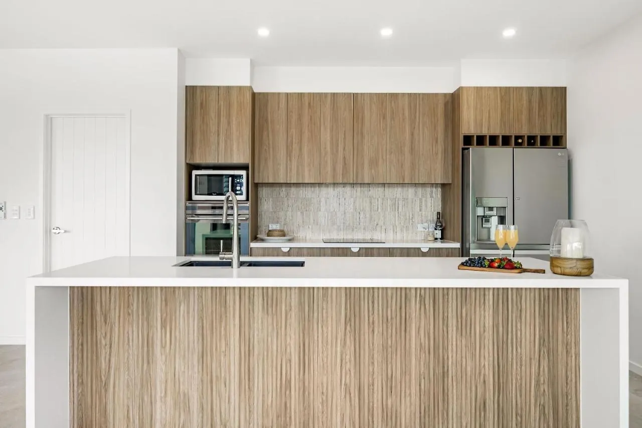 Coorumbong 16 - 5 Bedrooms Mooloolaba Holiday home