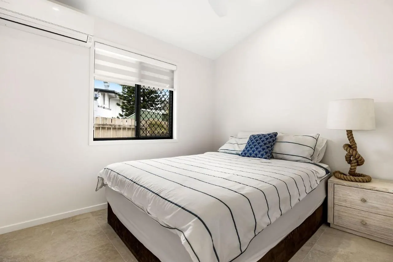 Coorumbong 16 - 5 Bedrooms Mooloolaba
