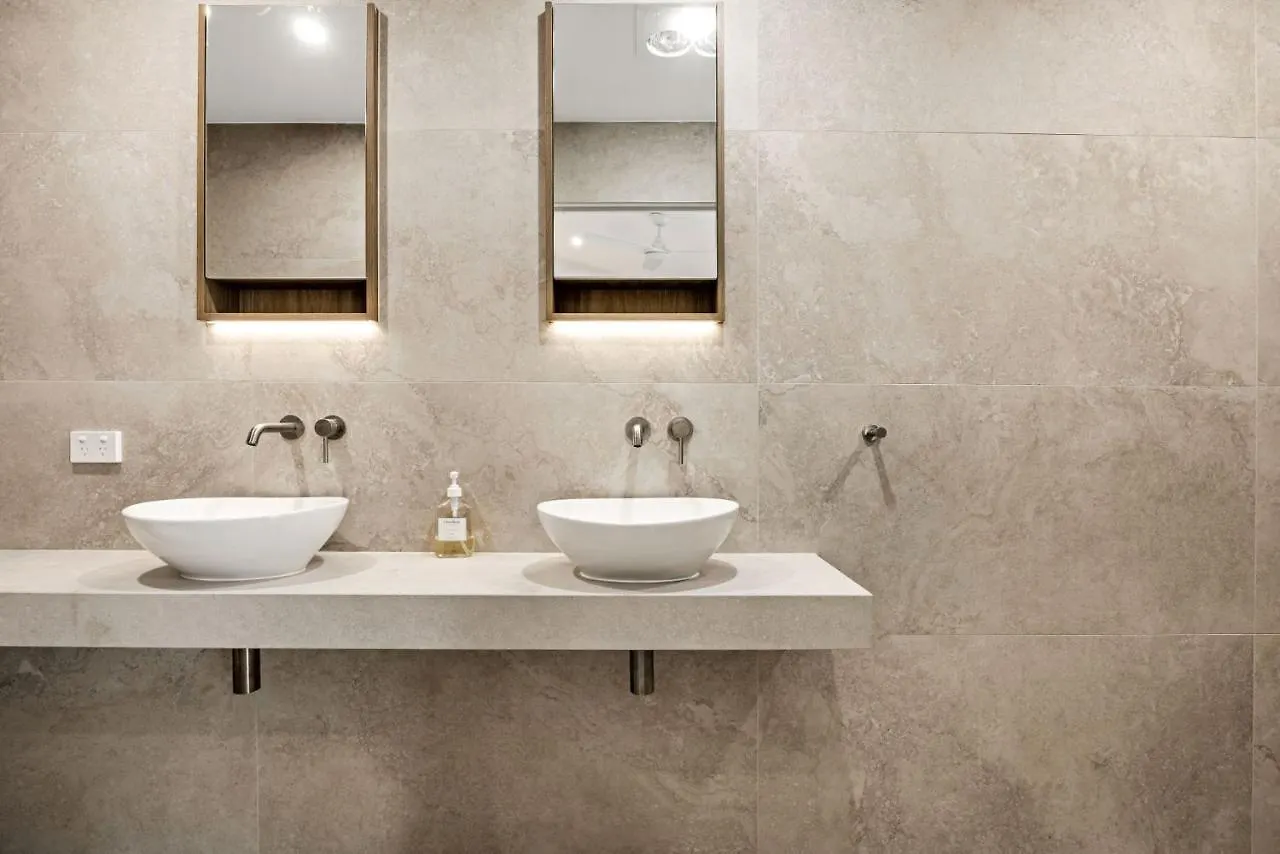 Coorumbong 16 - 5 Bedrooms Mooloolaba 0*,