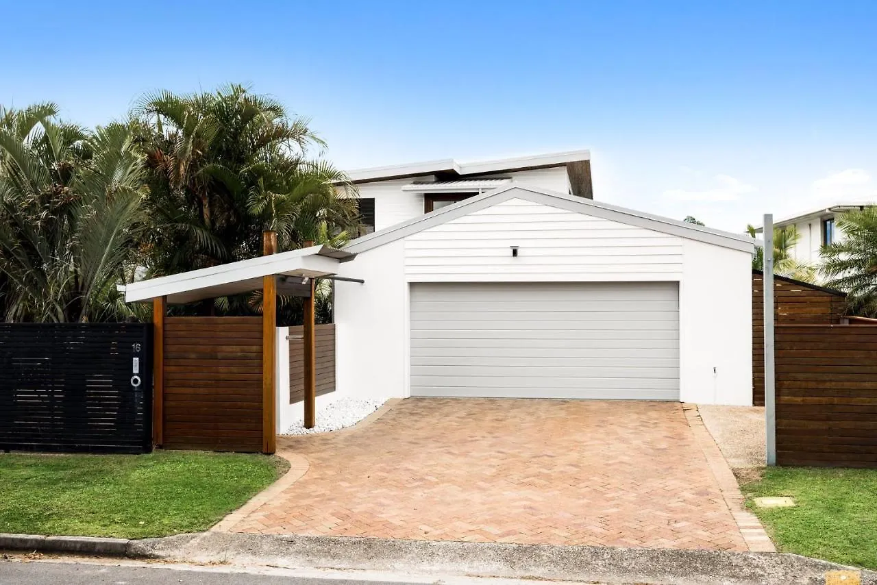 Coorumbong 16 - 5 Bedrooms Mooloolaba Holiday home