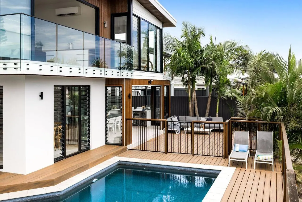 Coorumbong 16 - 5 Bedrooms Mooloolaba Holiday home