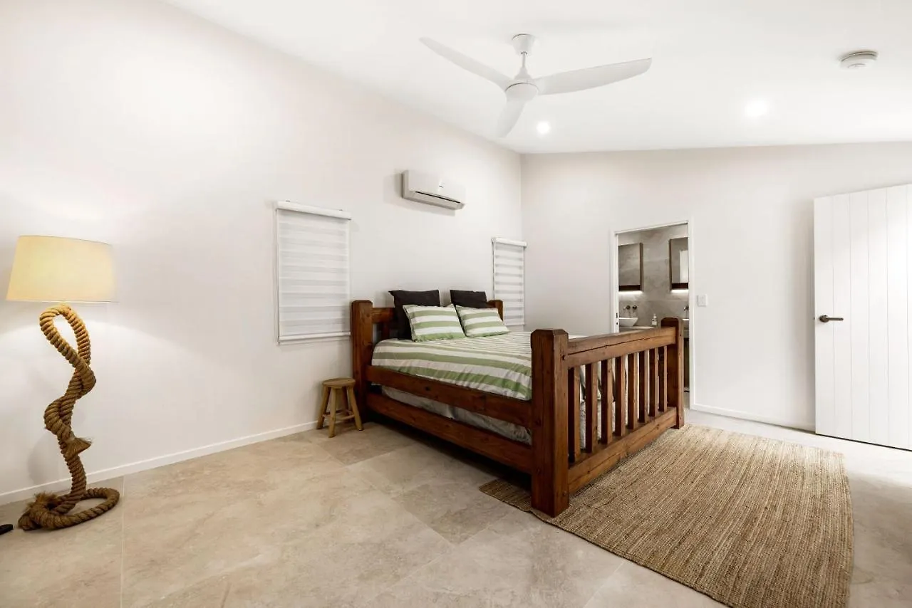 Coorumbong 16 - 5 Bedrooms Mooloolaba