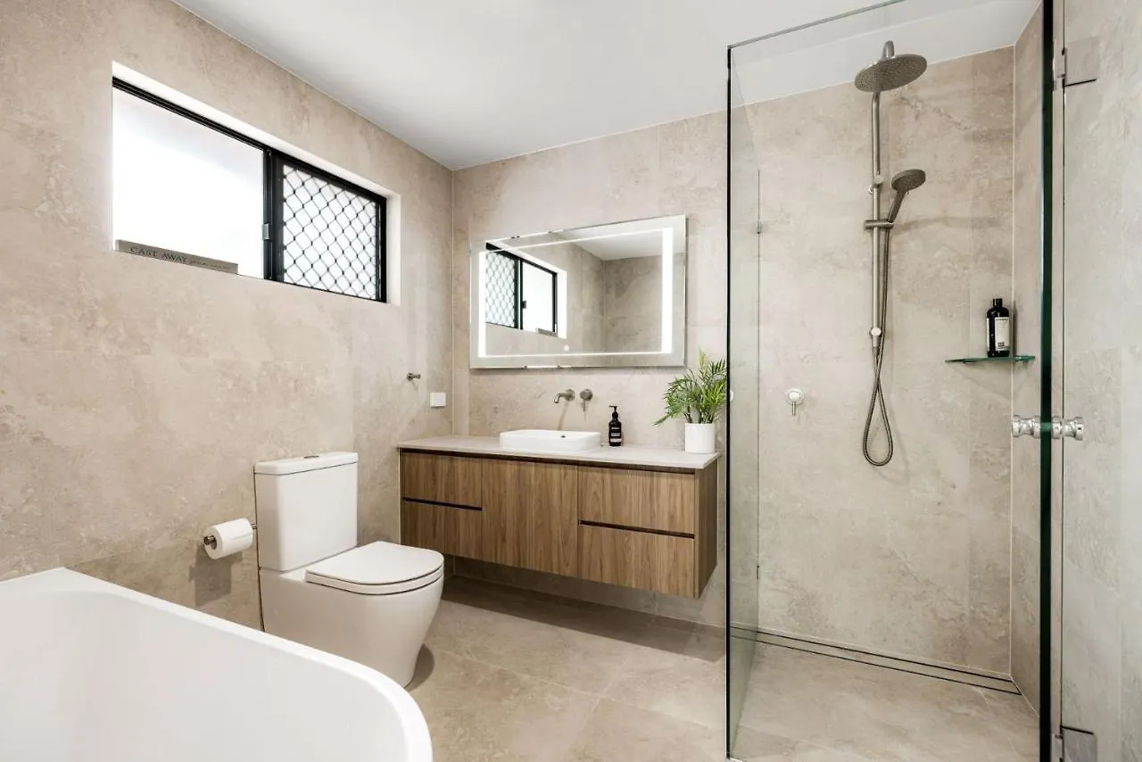 Coorumbong 16 - 5 Bedrooms Mooloolaba Holiday home